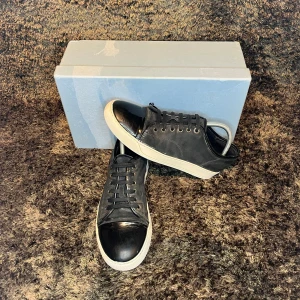 Lanvin skor  - Säljer ett par riktigt fräscha lanvins i färgen navy blue i storlek 41. De är i ganska bra skick (7/10) och kartong tillkommer även. Jag säljer dessa för endast 2199