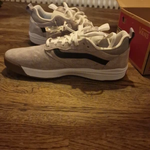 Vans Ultrarange Beige  - Snygga beige sneakers från Vans med vit sula och svart detalj på sidan. Mockaskinn på ovandelen. Oanvända och lappen kvar på.