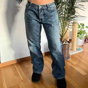 Blå jeans med rak baggy - Säljer ett par baggy vintage jeans från M.O.D strl 31/34 midjemått 39 cm grenmått 25 cm  innerbenslängd 76 cm OBS modellen är strl 36