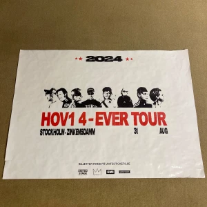 HOV1 4-EVER TOUR affisch - PERFEKTA julklappen för hov1 älskare!💌                    Stor affisch för HOV1:s 4-EVER TOUR 2024, 31 augusti på Zinkensdamm i Stockholm.  Affischen är i bra skick med en liten spricka i pappret på ena sidan(Andra bilden)