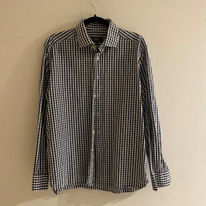 Skjortor - Snygga, stiliga, och välhanterade skjortor från olika märken. Gott skick och inga färgfläckar av någon slag. Säljer 1 för sig!👔 Besvarar eventuella frågor🙌