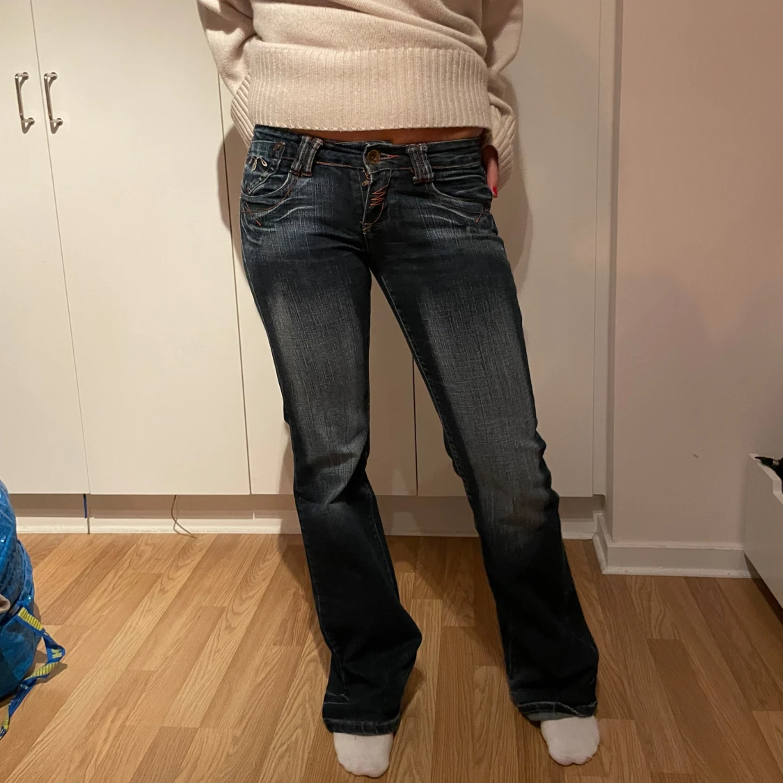 Blå bootcut jeans med broderi - 92