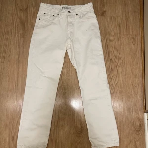 Vita jeans - Säljer mina snygga vita jeans från Zara. Mycket bra skick. 🤝