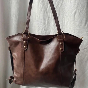 brun väska - Aldrig använd, perfekt storlek och man får med ett längre band om man skulle vilja ha den som axelremsväska🤍