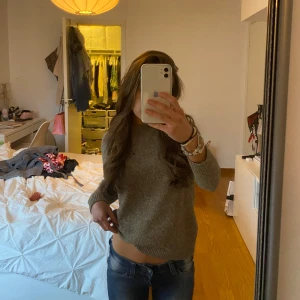 stickad kofta - Säljer denna jättefina koftan då den inte kommer till användning längre🥰håller värme och är supermjuk