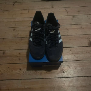 Adidas spezial sneakers - Snygga Adidas spezial i strl 44. Har använt dem i 1 vecka och väljer att sälja då jag tänkte utforska min stil lite men dem föll mig inte i smak. Gav 1200kr