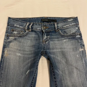 Lågmidjade jeans från Only - Jättefina flare lågmidjade jeans från Only som jag har sytt upp så de passar mig som är 160. Storlek 29x34 egentligen. Midjemått mätt rakt över är 42 cm men de är ganska lågmidjade då måttet från grenen till midjan är 17 cm❤️Innerbenslängden är 72 cm men det går att fålla ner cirka 2-3 cm till då jag klippt och vikt upp de. Fina slitningar och perfekt färg☺️