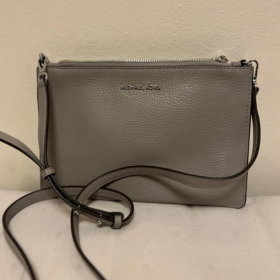 Grå axelväska från Michael Kors