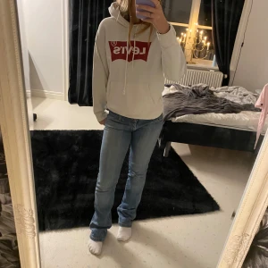 Vit hoodie från Levi's - Säljer en jättefin hoodie från Levi’s. Hoodien har en justerbar dragsko i huvan och en stor magficka framtill. Inga tecken på användning. Pris diskuterbart 
