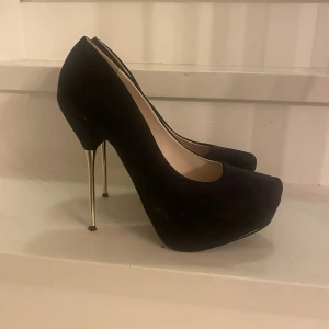 Svarta pumps - Svarta pumps med silver klack! Endast använda en gång.