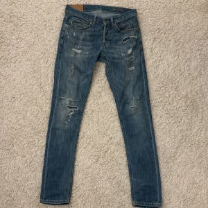 Dondup jeans - Säljer mina dondup jeans som har sköna slitningar och är i den populära modellen George.