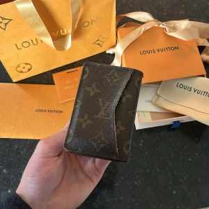 Louis Vuitton plånbok - Säljer väldigt snygg plånbok från LV. Den är i använt skick men har mycket kvar att ge. Orginalgrejer följer även med. Tveka inte på att höra av er vid flera frågor 🙌