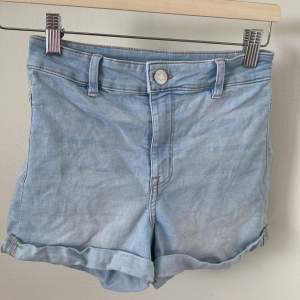 Söta jeansshorts som är köpta nya i butik och använt cirka två gånger! Riktigt bra skick och stretchiga!! 🤩🤩🤩