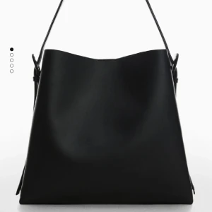 Perfekt skolväska  - Så fin väska från mango. Köpt förra året men inte kommit till användning. ”Lädret” har skavt bort lite på kanterna vid förvaring därav priset. 