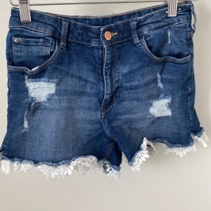 Söta jeansshorts  - Söta jeansshorts som är köpta nya i butik och är från HM!!🤩🤩 mycket bra skick och använt cirka 3 gånger!!