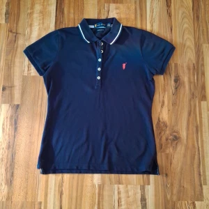 Ralph Lauren piké  - Säljer min snygga piké från Ralph Lauren i storlek 160 men den passar mig som är 167 cm lång. Säljer den för 150 Kr men priset kan diskuteras. 