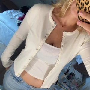 By Timo kofta - Superfin kofta ifrån By Timo. I perfekt skick. Hör gärna av dig vid funderingar💕💕