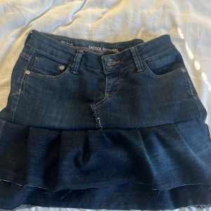 jeanskjol med volanger  - jättefin jeanskjol med volanger, aldrig använd endast provad så helt ny 💞 den är för stor för mej som vanligtvis bär 25/26 i kjolar då den är ganska stor i storleken 💗