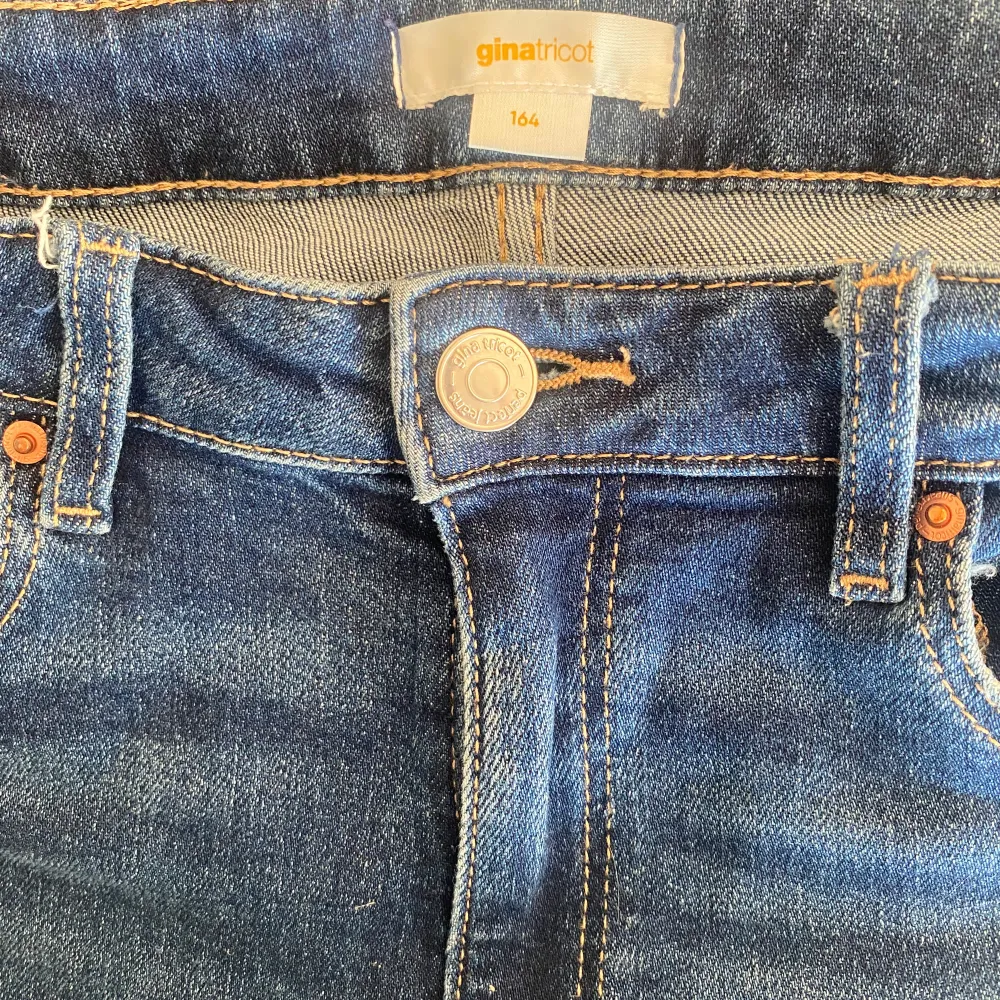 Mörkblå jeans från Gina tricot i stl 164. Knappt använda, mycket bra skick. . Jeans & Byxor.