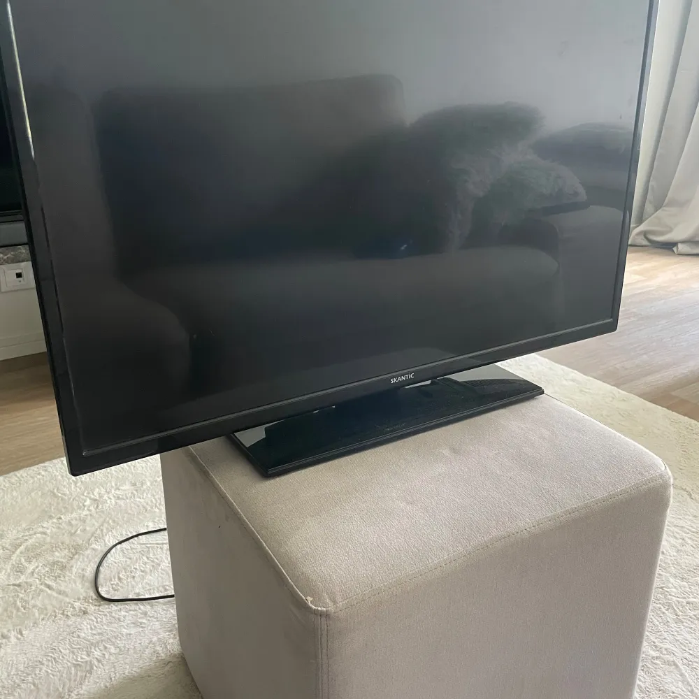 Säljer nu min 32” tum Skantic HD-TV   TVn köptes för nypris (1799) från Power/Media Market 2022 som jag nu säljer för 700kr  -HDMI,VGA,SCART  Kompakt och smidig - Denna 32-tums TV är idealisk för mindre utrymmen, perfekt att placera på en köksbänk . Övrigt.