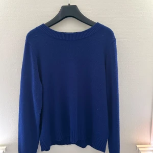 Mörkblå stickad tröja  - Säljer denna fina mörkblåa stickade tröjan💗 Lappen är bortklippt så vet inte vilken storlek men passar mig som vanligtvis har xs/s.  Skriv privat för funderingar eller fler bilder, priset går att diskutera🤗