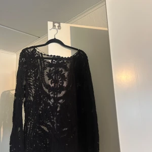 Söt spetsblus - Jättefin spetsblus från kappahl. Är i storlek M men jag brukar ha S/xs o den passar mig bra. Knappt använd 