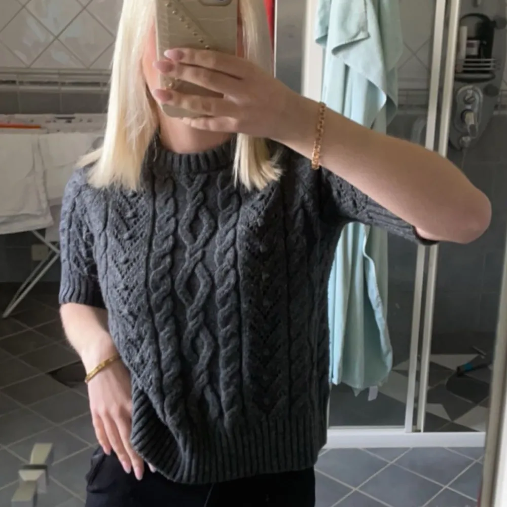 Super fint stickad t-shirt, säljer då den inte kommer till användning . T-paidat.