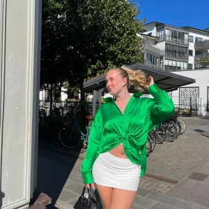 Grön blus/tunika - Grön blus från H&M storlek M, bra skick, silkes material, lite längre 