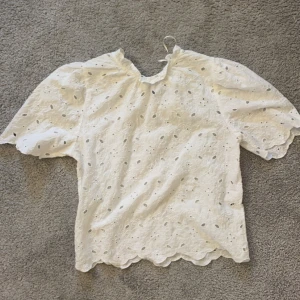 Vit blus  - Säljer min blus från Lindex för den får ingen användning. Använt Max 2 ggr.  Köparen står för frakt och använd gärna köp nu! 💕 