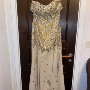 Festklänning - Oanvänd festklänning  Stl 34-36 Pris kan diskuteras 