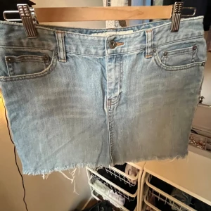 Vintage jeanskjol  💘 - Jättesnygg jeanskjol från Calvin Klein Jeans, som jag säljer pga den inte passar! Midjemått tvärs över 38.5 cm & längd på kjolen 35 cm 💘💘