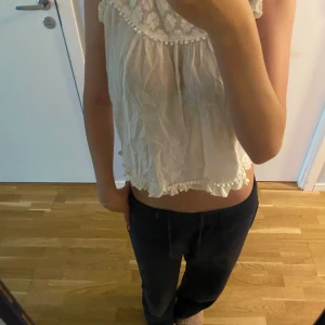 så fin blus - en super fin krämvit blus💋köpt här på plick men aldrig kommit till andvändning av mig!! storlek 38 (sitter som xs-s)