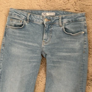 Lågmidjade jeans - Säljer dessa superfina lågmidjade jeans från zara då dom inte kommer till någon användning💕nypris 400kr 