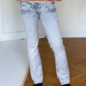 Grå bootcut jeans - Säljer dessa jeans från pepe jeans!💞 Inte säker på vilken storlek det är men skulle gissa på 27:32. Midjemått: 39cm Innerbenslängd: 75 cm Frakt tillkommer 💞