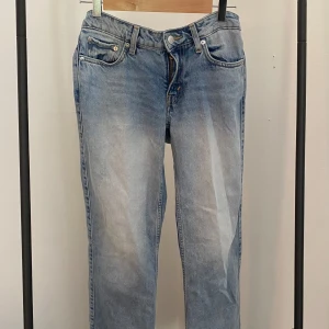 Lågmidjade jeans - Ljusblå lågmidjade/ raka jeans från Weekday. Storlek 25/30 men uppsprätta längst ner. Mycket bra skick och sparsamt använda!💕