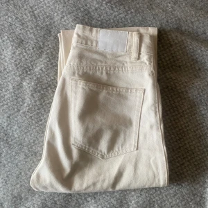Rowe Jeans Weekday  - Weekday jeans Modell Rowe  Färg: creme / beige Skulle säga att det  motsvarar XS/34! 🌸 Liten fläck på baksidan av benet - se sista bilden. Kanske går bort i tvätten men osäker! Nypris 590kr - jag säljer de för 129kr Säljs på fler ställen