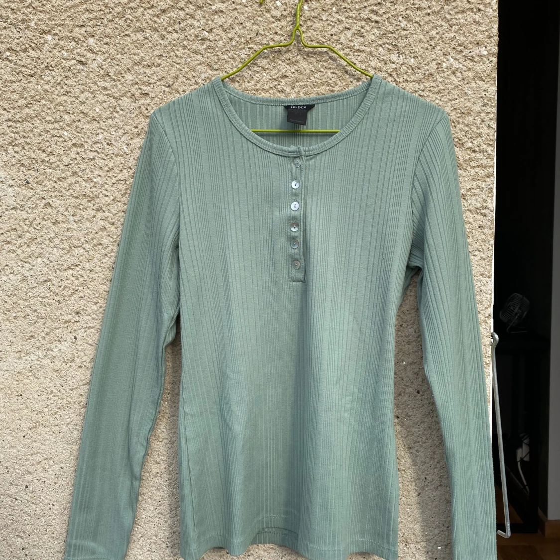 Grön ribbad tröja med knappar