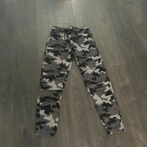  Grå kamouflagebyxor -  Gråa kamouflagebyxor