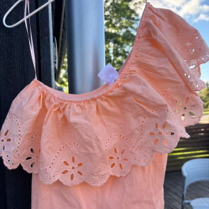 Zara volang topp - Somrig topp från zara i storlek 152 som är använd vid ett tillfälle💓 säljer pga att den inte kommer till användning💓