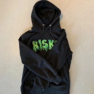 Risky hoodie xs - Snygg hoodie i riktigt riktigt bra skick säljs pågrund av att den är lite för liten