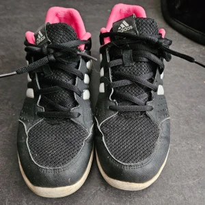 Adidas sportskor  - Använda Adidas sportskor i svart och rosa ,deffekter på utsidan men dom har mycket mer att ge .Slitage på insidan men inget som störs utseendemässigt