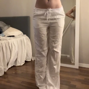 Lågmidjade linnebyxor  - Lågmidjade linnebyxor från Hm Det var ett par cargo linnebyxor men har sprätt bort cargofickorna därav små små hål i kanten på byxorna annars väldigt fina!
