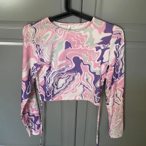 Långärmad färgglad tröja✨ - Säljer denna då den ej kommer till användning och den bara tar upp plats i min garderob!💗 Har ej blivit använd och är så gott som ny. Man knyter den med snörena som hänger på sidorna (kan klippa bort dom) kontakta gärna om frågor eller flera bilder!