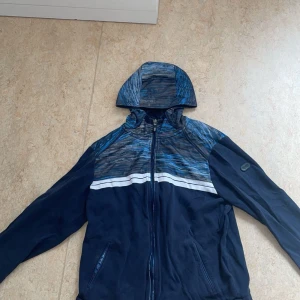 Hugo boss kofta - Säljer koftan då den inte kommer till användning, sitter extremt bra, storlek L men kan passa någon som har storlek M också, pris går att diskutera, (koftan är använd max 3 gånger).