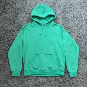 Hoodie - Hoodie från Bikbok i nyskick, säljer även matchande mjukisbyxor🫶🏼