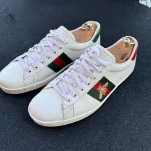 Gucci Ace Sneakers 43.5 - Säljer nu mina Gucci sneakers. Skorna är i bra skick! Hör av dig vid några frågor eller funderingar  Strl: 43.5