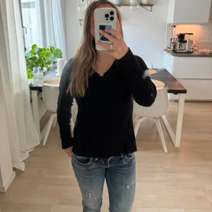 Stickad tröja  - Säljer denna jättefina V-ringade stickade tröjan från Vila då den inte kommer till användning längre💞