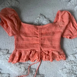 Söt topp - Säljer denna så fina och unika topp i en så fin färg🧡 den är i stolek Xs 