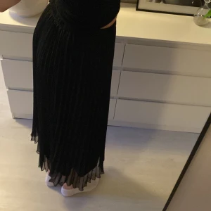 Kjol - En svart kjol från hm, de yttre lagret är vikt/räfflat