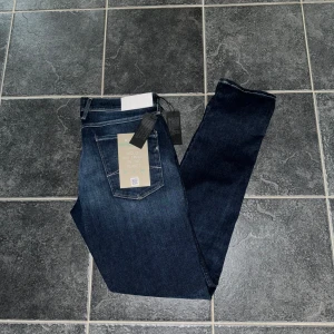 Replay anbass - Säljer dessa helt nya replay anbass jeans, skick 10/10 tags och allt kvar. Byxorna är i storlek 36w och 34L men sitter som 34/34. Byxorna är köpta på nk för 1800kr och säljs då de satt för tajt i midjan. Kom privat för mer frågor eller bilder